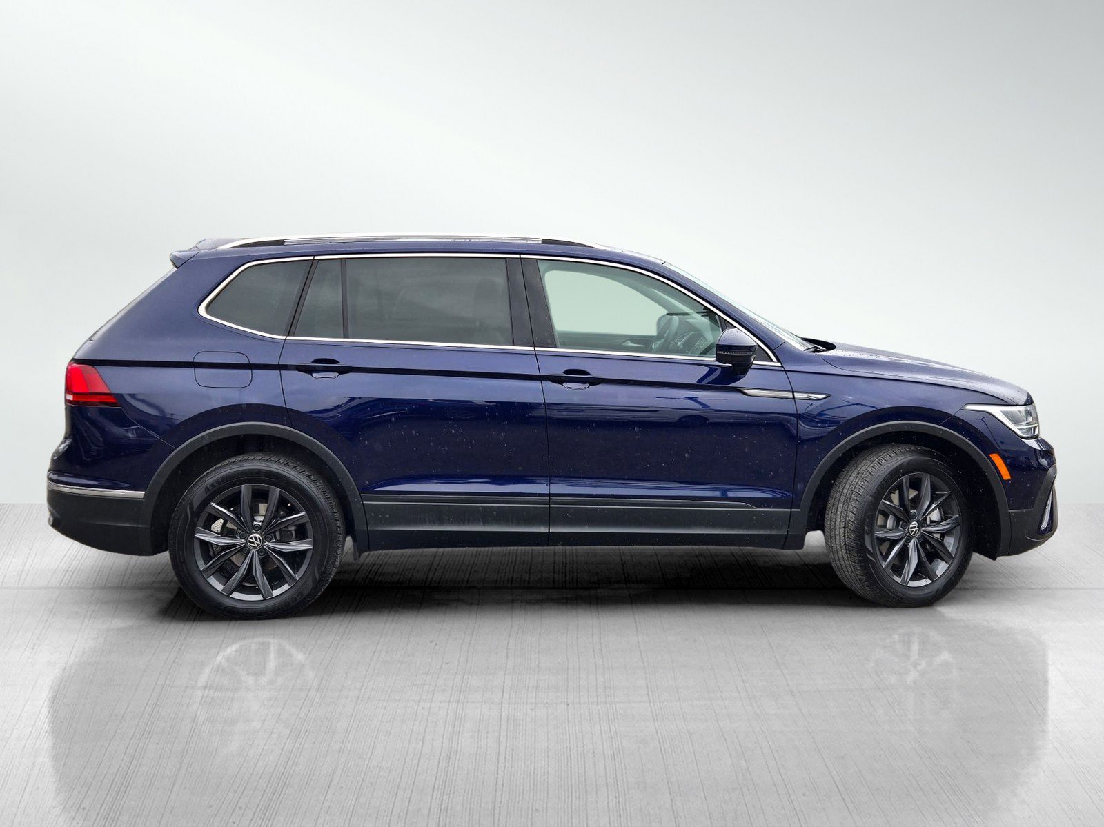 Used 2022 Volkswagen Tiguan SE w/ Panoramic Sunroof Package image 3