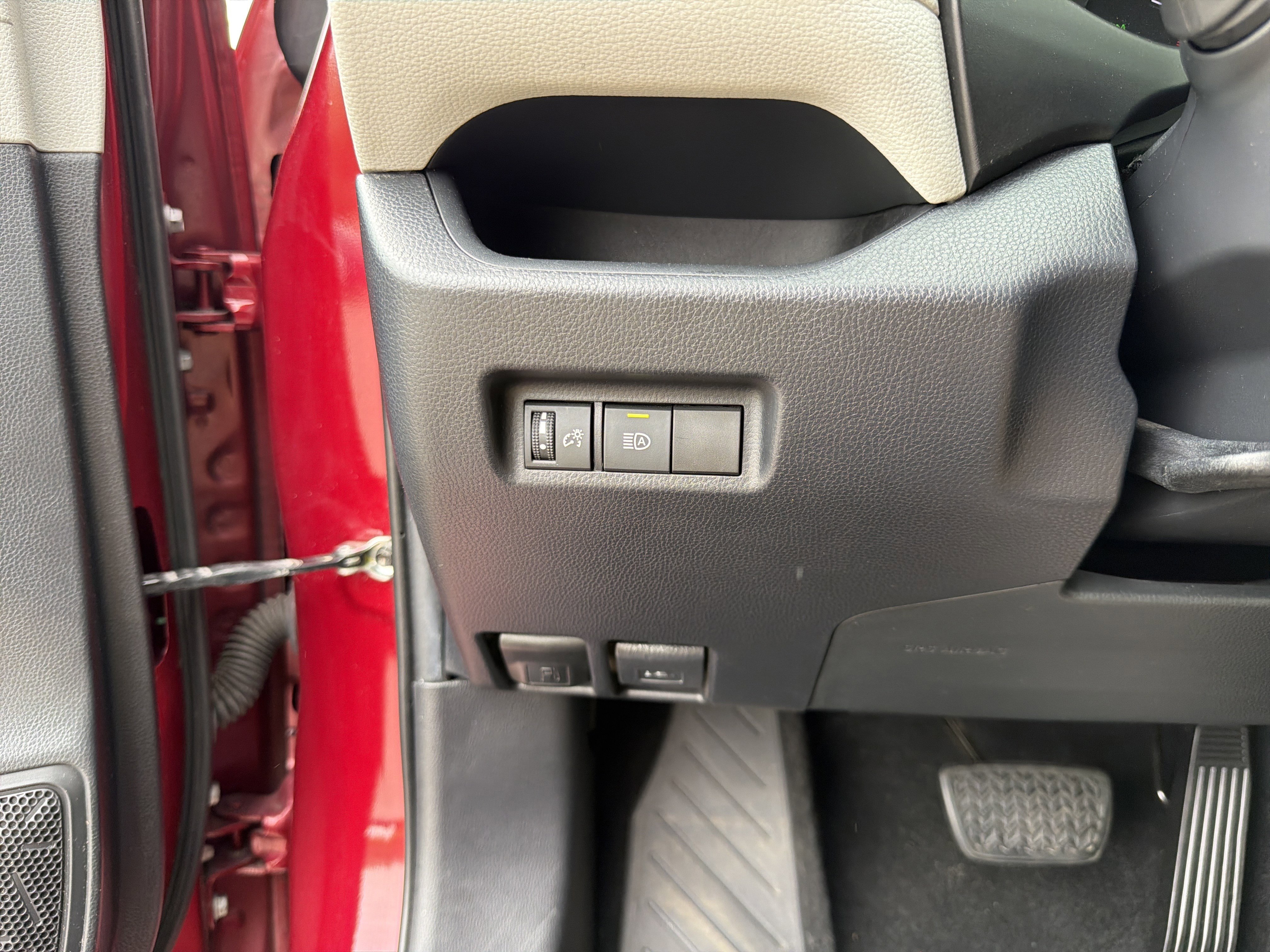 Used 2020 Toyota RAV4 XLE image 17