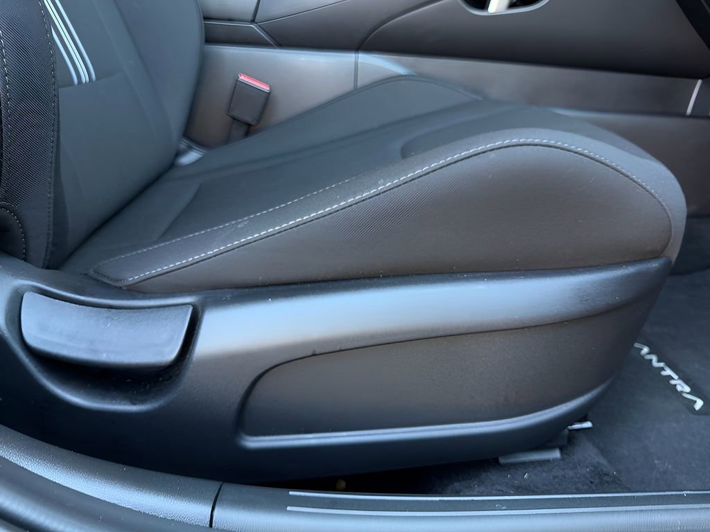 Used 2025 Hyundai Elantra Blue image 23