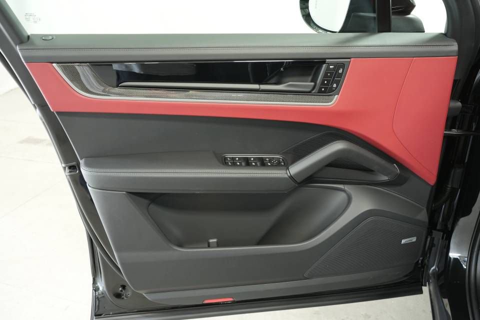 Certified 2025 Porsche Cayenne image 24