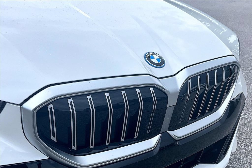 Certified 2026 BMW 550e xDrive AWD/4WD image 31