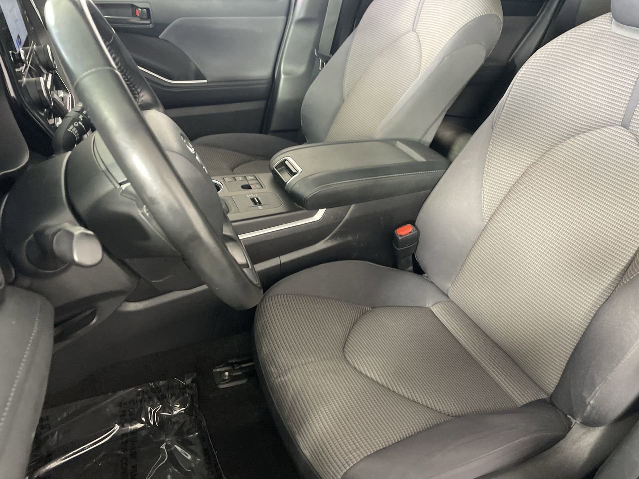 Used 2024 Toyota Highlander LE FWD image 20