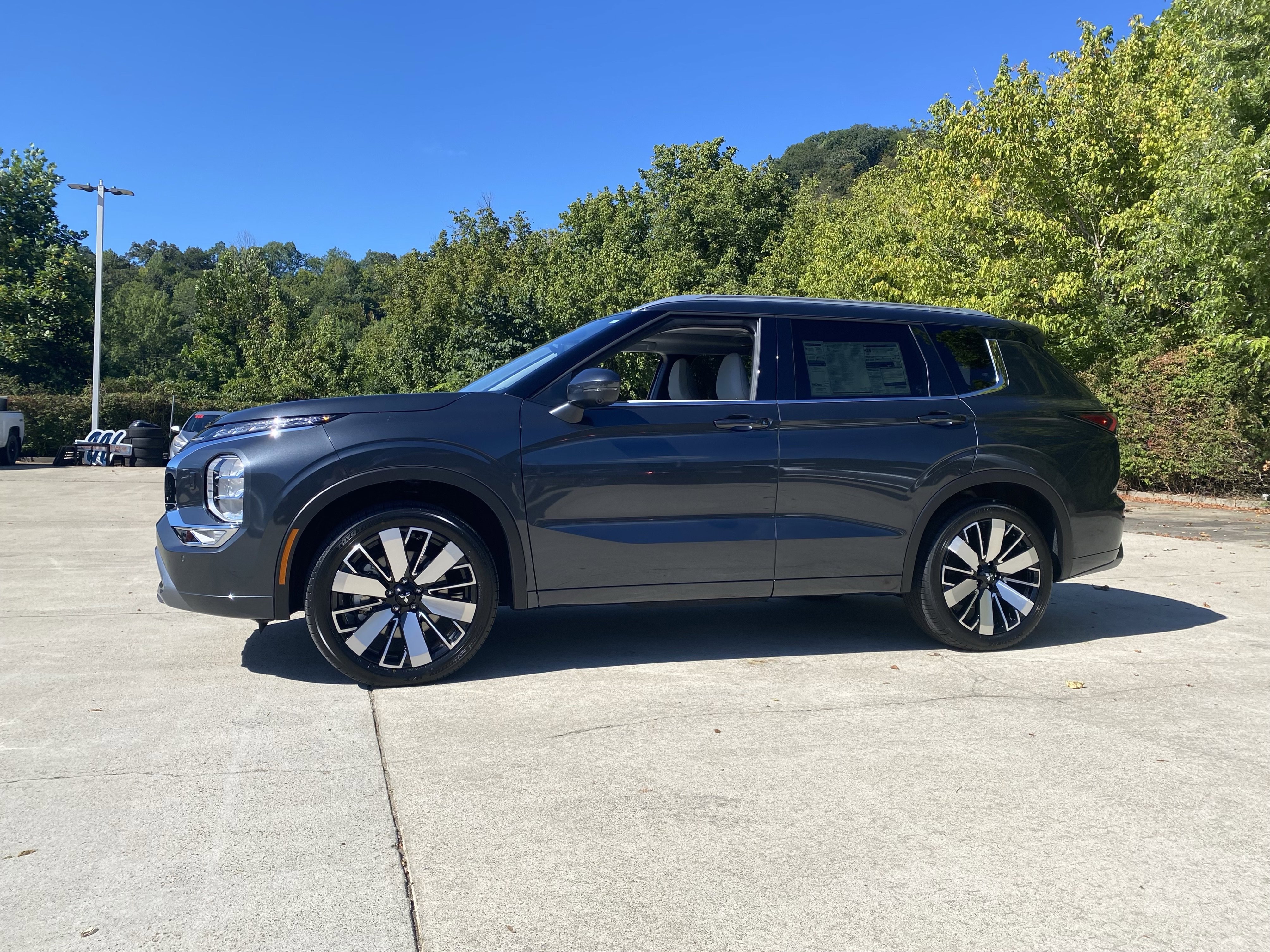 New 2025 Mitsubishi Outlander SEL image 2