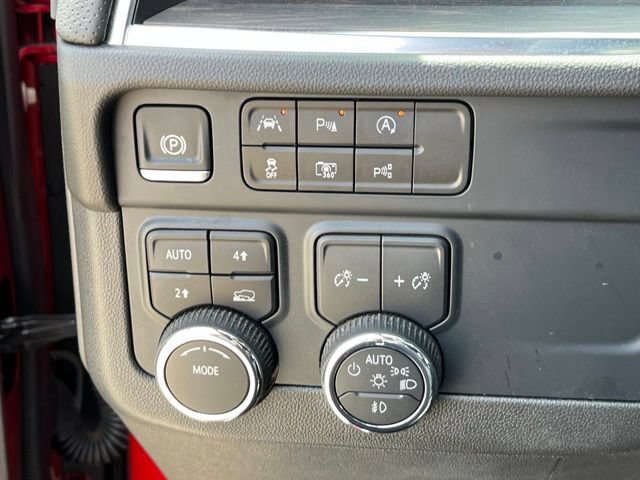 Used 2025 Chevrolet Suburban Premier AWD/4WD image 28
