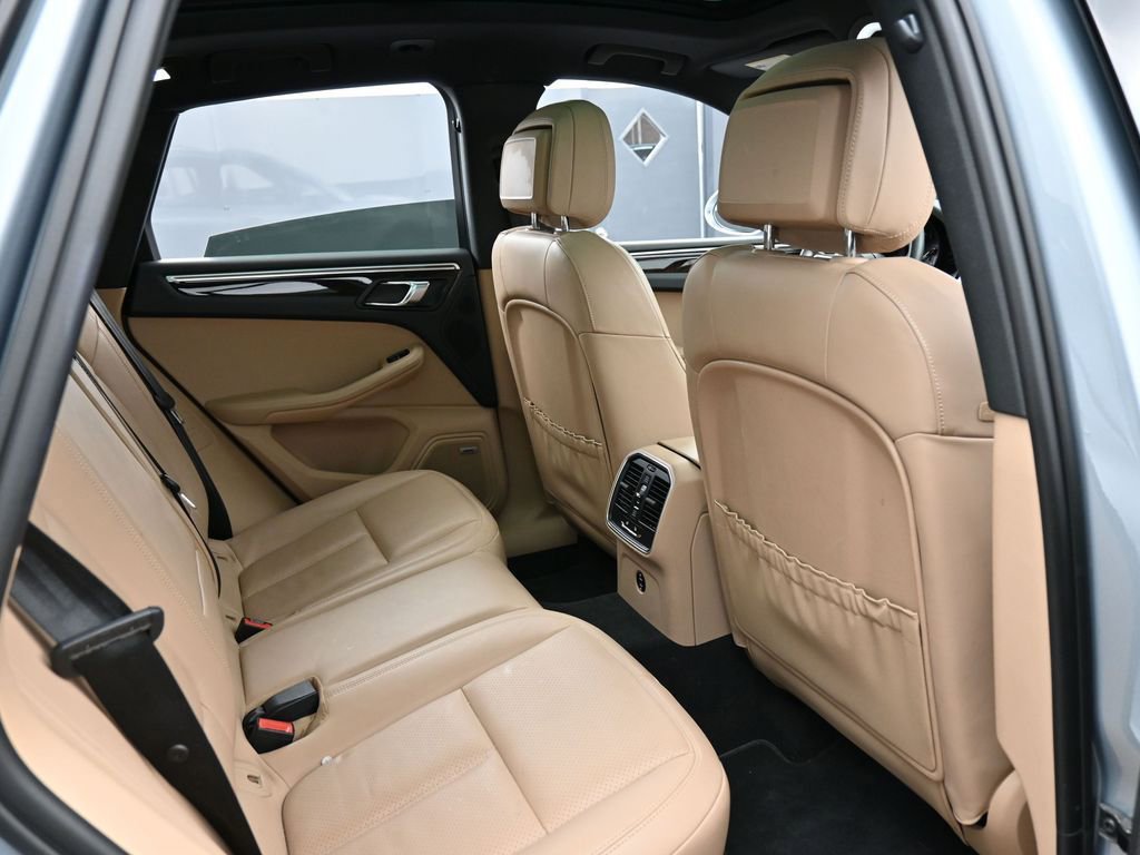 Certified 2022 Porsche Macan image 27