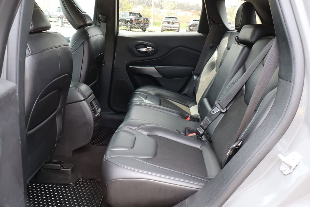 Used 2020 Jeep Cherokee Latitude Plus w/ Cold Weather Group AWD/4WD image 36