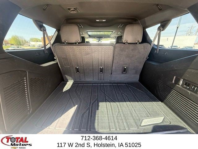 Used 2022 Chevrolet Suburban RST w/ Luxury Package AWD/4WD image 12