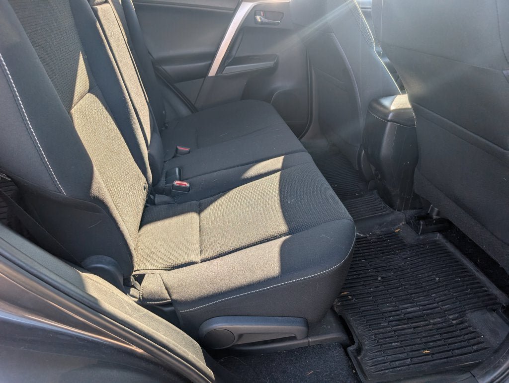 Used 2018 Toyota RAV4 XLE AWD/4WD image 5