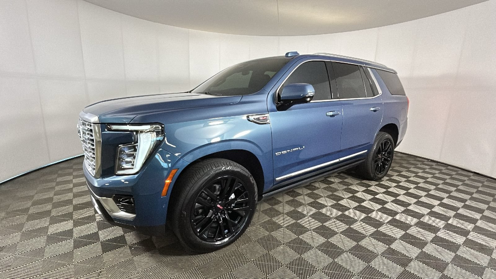 Used 2025 GMC Yukon Denali w/ Sun & Power Step Package AWD/4WD image 8