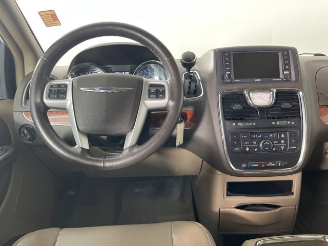 Used 2015 Chrysler Town & Country Touring-L w/ Driver Convenience Group image 7