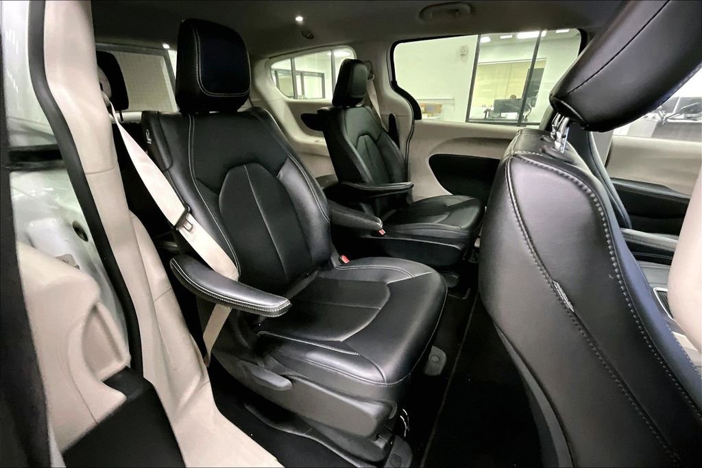 Used 2024 Chrysler Pacifica Select image 25