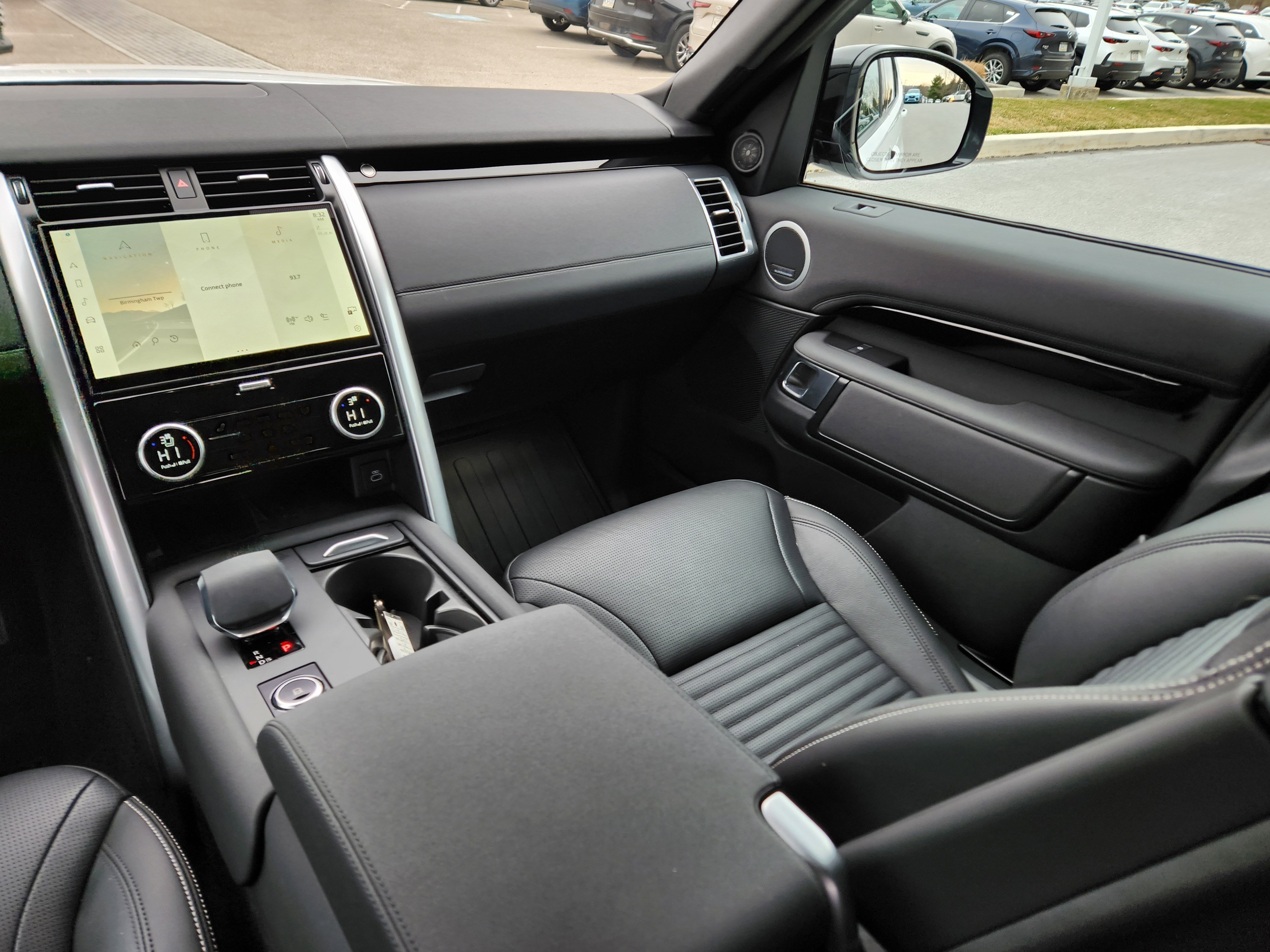 Used 2025 Land Rover Discovery S image 14