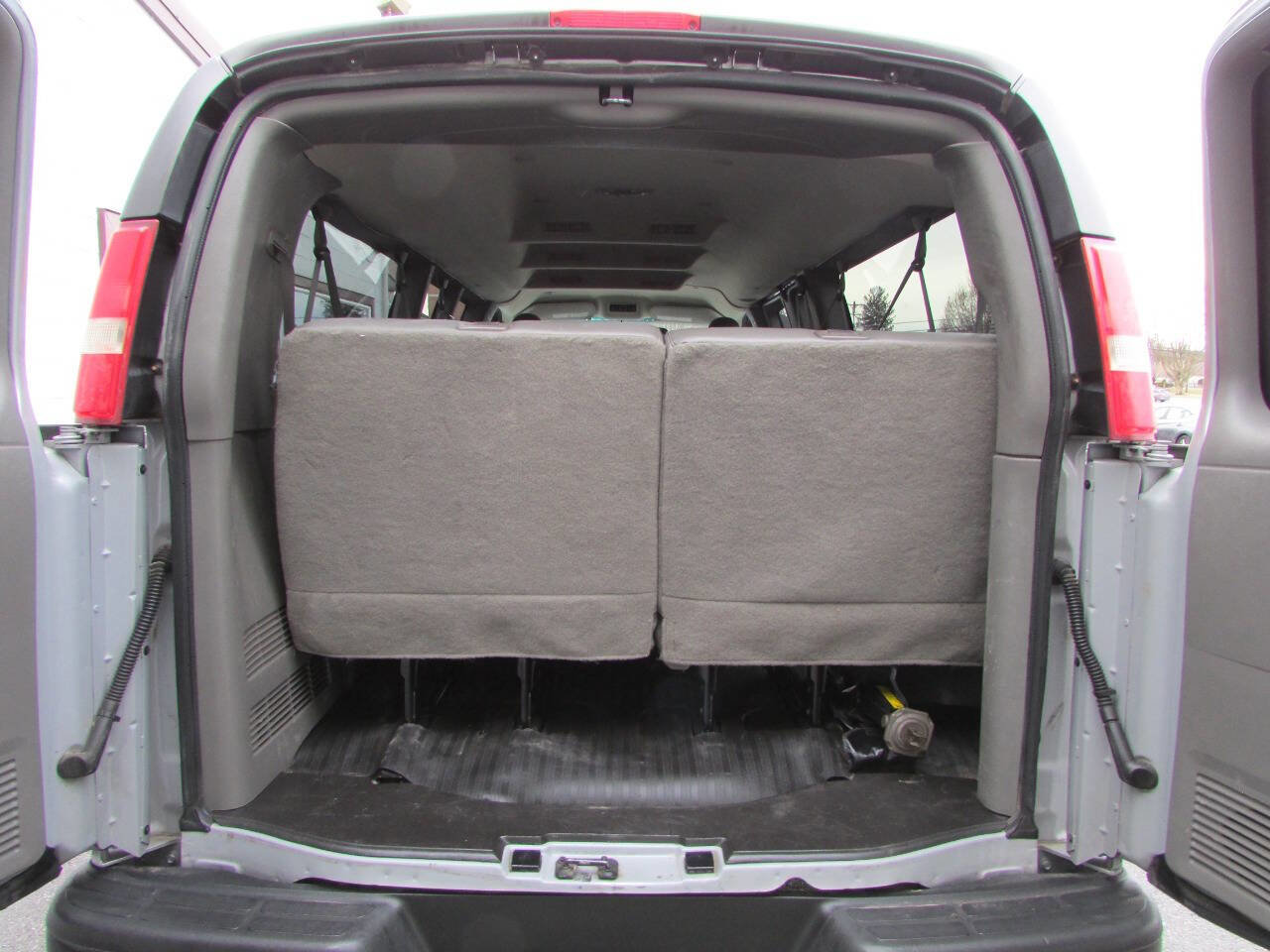 Used 2017 Chevrolet Express 3500 LS image 4