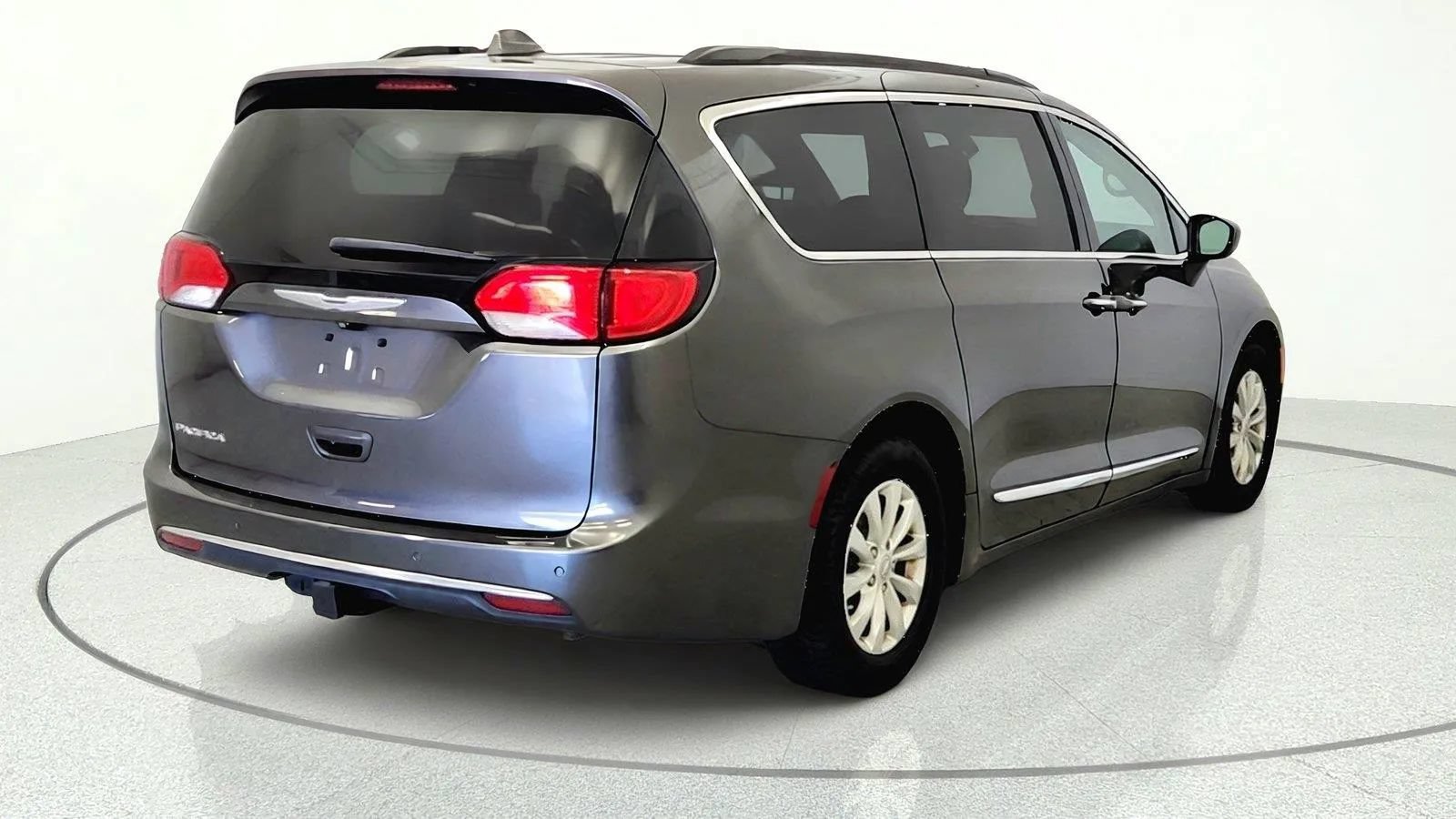 Used 2017 Chrysler Pacifica Touring-L FWD image 8