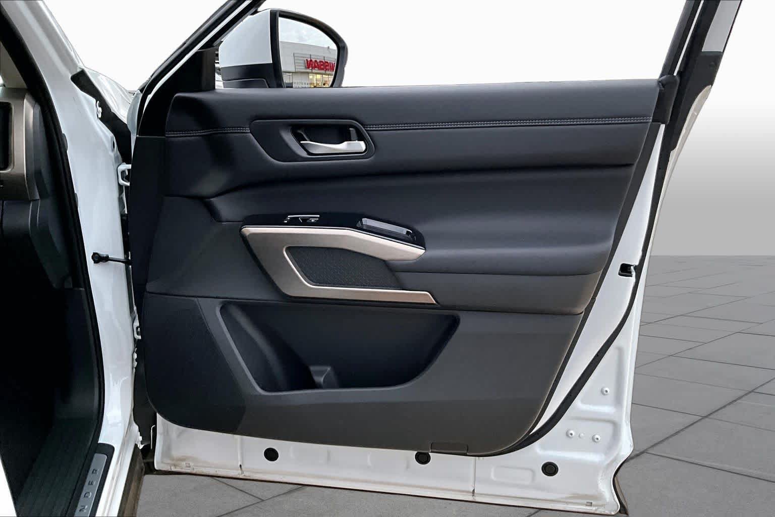 Used 2025 Nissan Pathfinder Platinum w/ Cargo Package FWD image 27