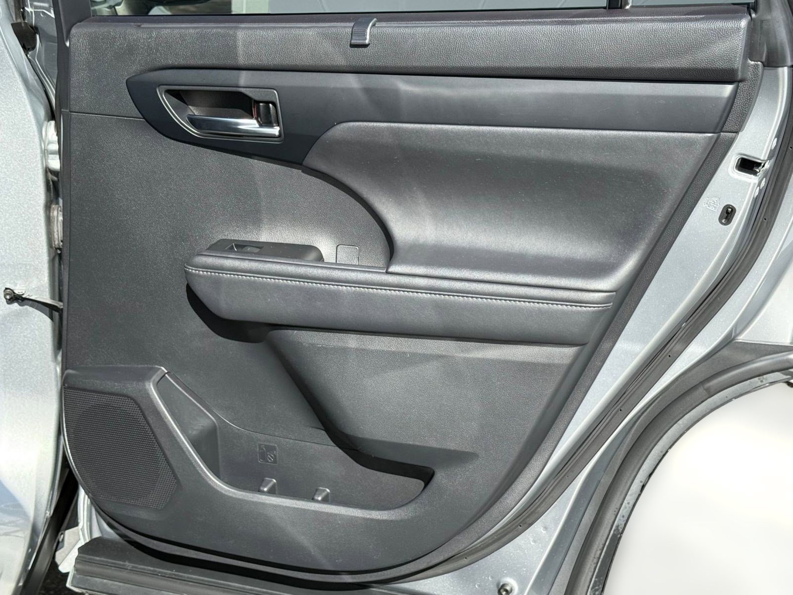 Used 2020 Toyota Highlander XLE image 31