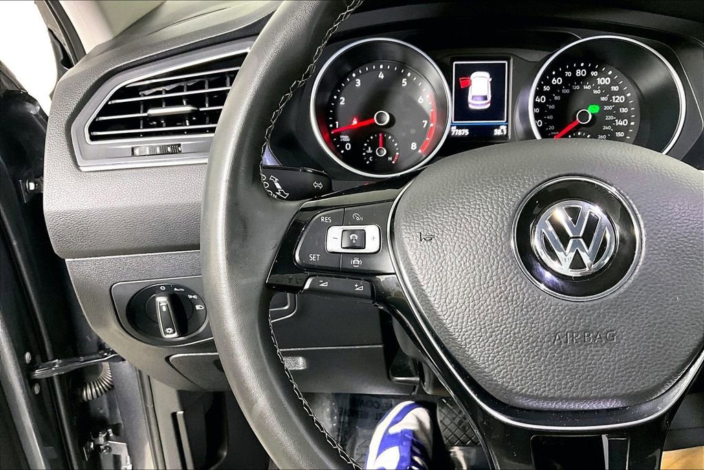Used 2021 Volkswagen Tiguan SE w/ Panoramic Sunroof Package image 18