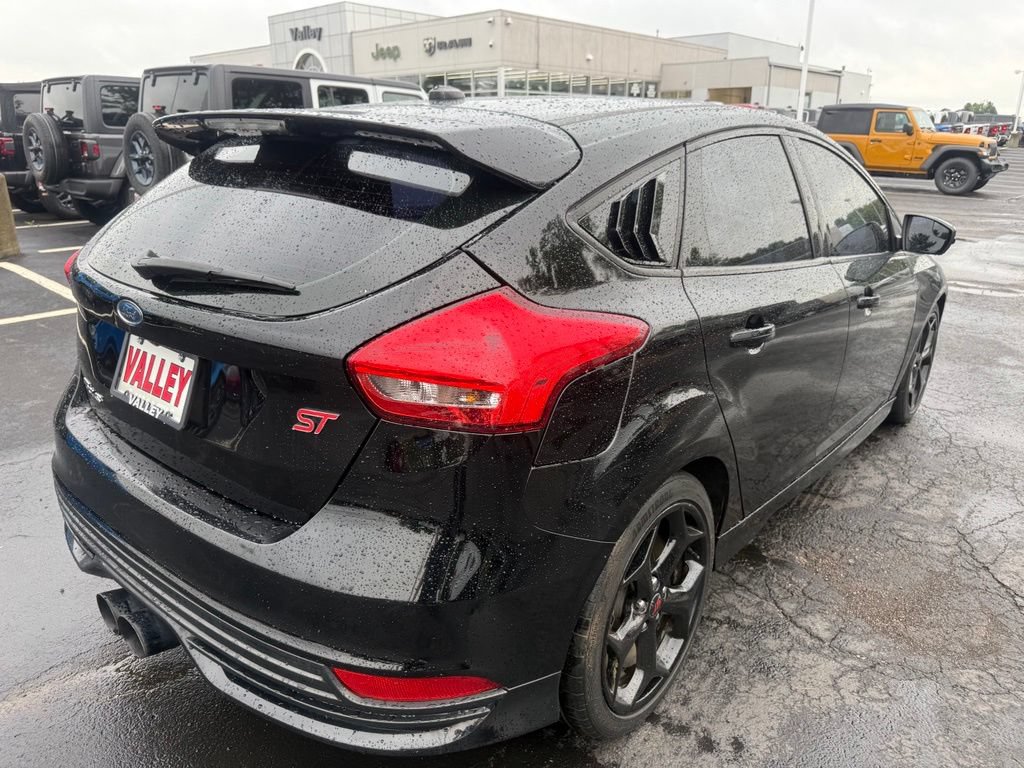 Used 2017 Ford Focus ST w/ Equipment Group 401A FWD image 3