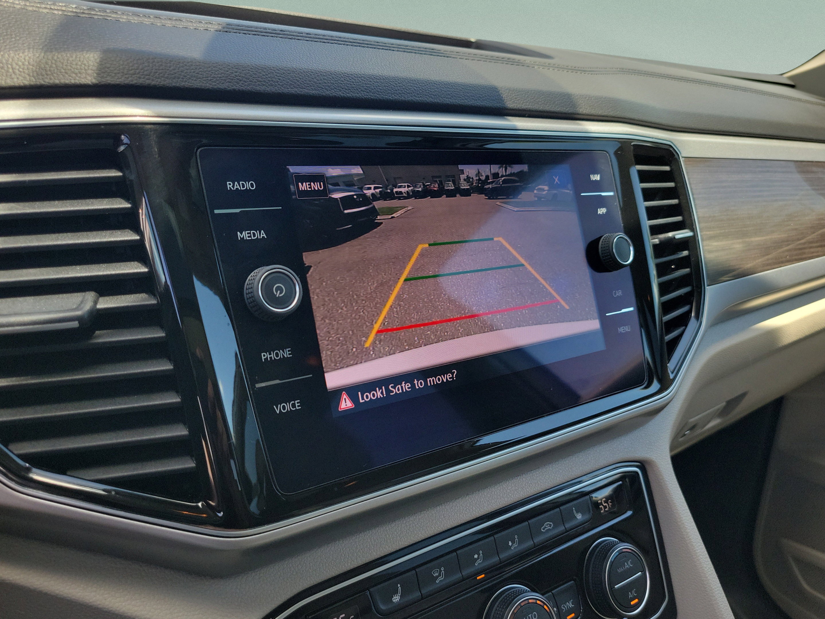 Used 2019 Volkswagen Atlas SEL FWD image 17