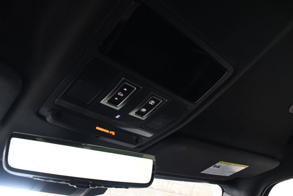 Used 2024 Land Rover Defender 110 X-Dynamic SE image 33