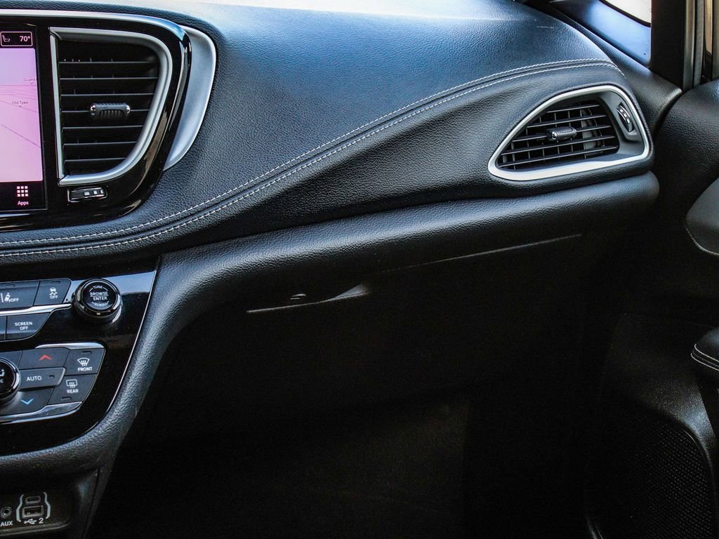 Used 2022 Chrysler Pacifica Touring-L w/ Uconnect Theater Family Group image 15