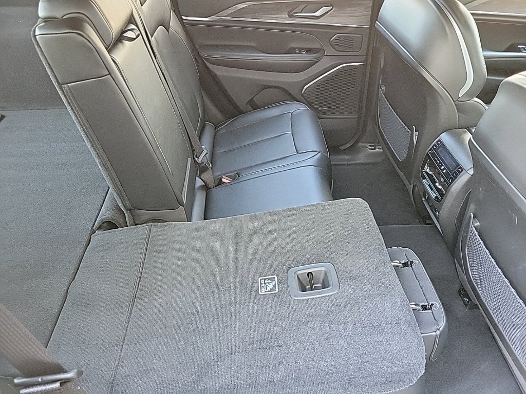 Used 2023 Jeep Grand Cherokee Overland w/ Luxury Tech Group IV AWD/4WD image 14