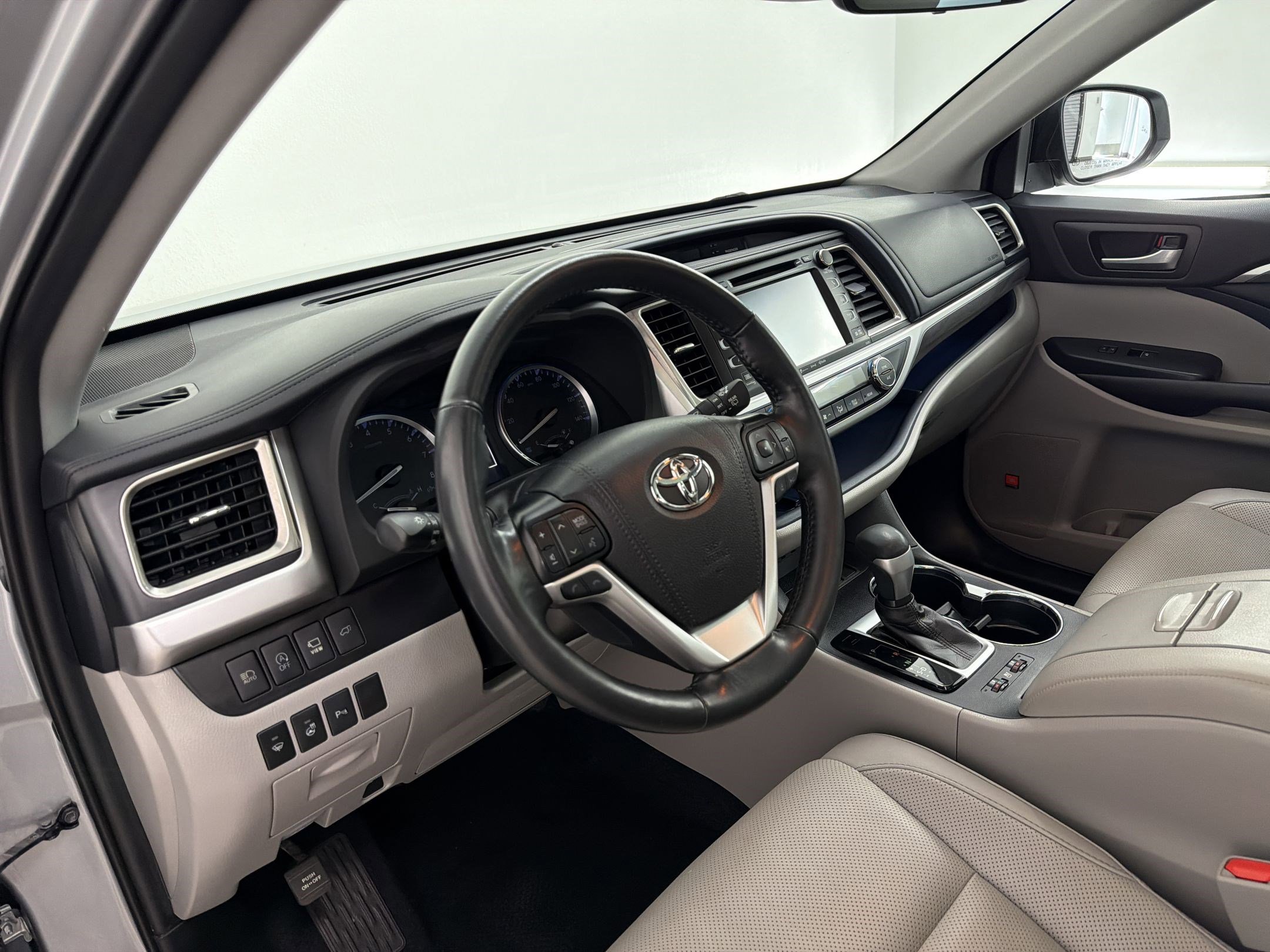 Used 2019 Toyota Highlander Limited Platinum FWD image 4