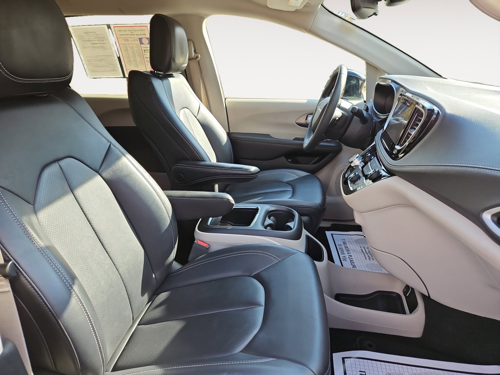 Used 2024 Chrysler Pacifica Select image 15