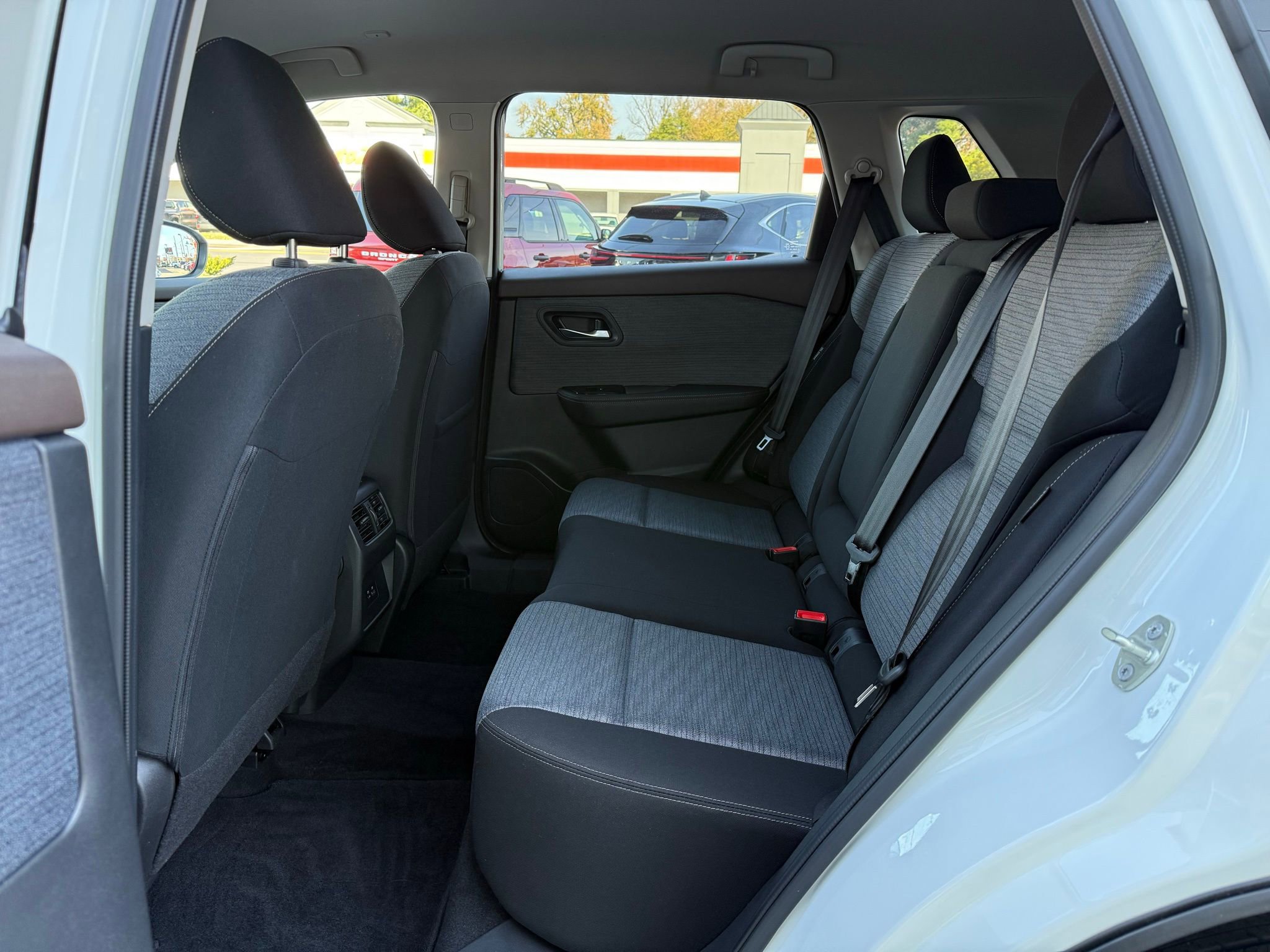 Used 2023 Nissan Rogue SV image 32