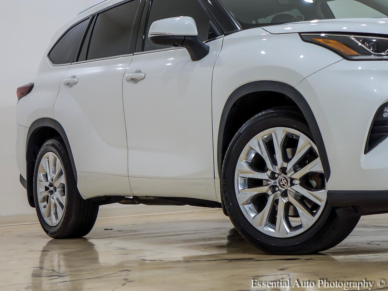 Used 2024 Toyota Highlander Limited AWD/4WD image 4