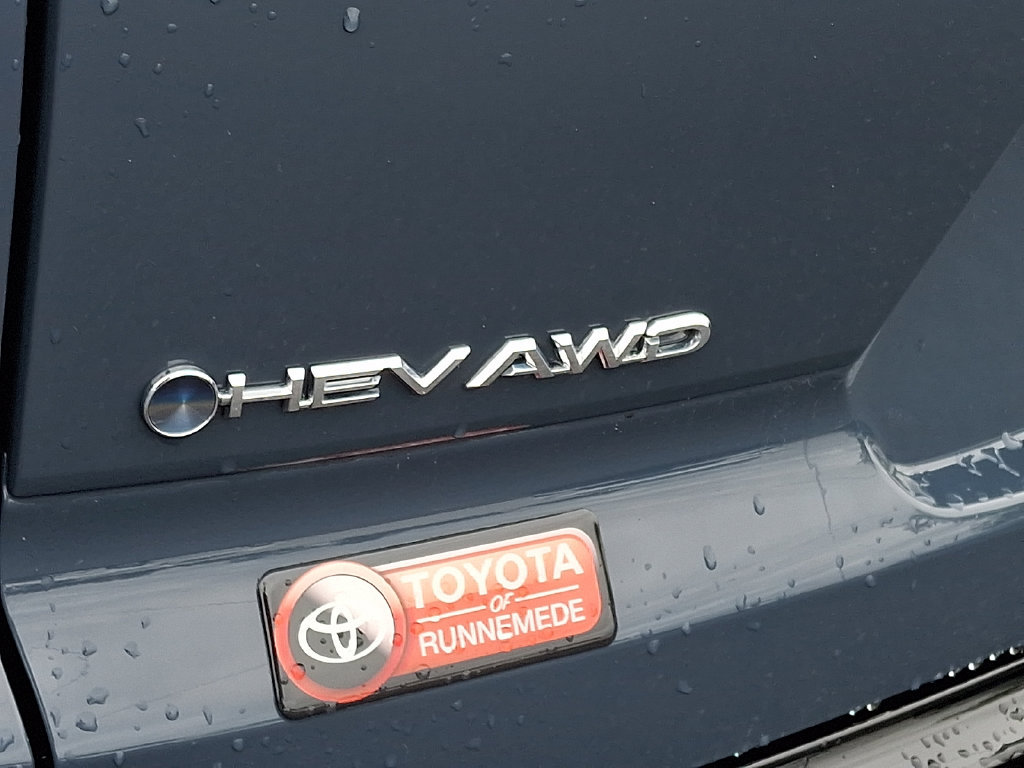 Certified 2025 Toyota Crown Signia AWD/4WD image 31