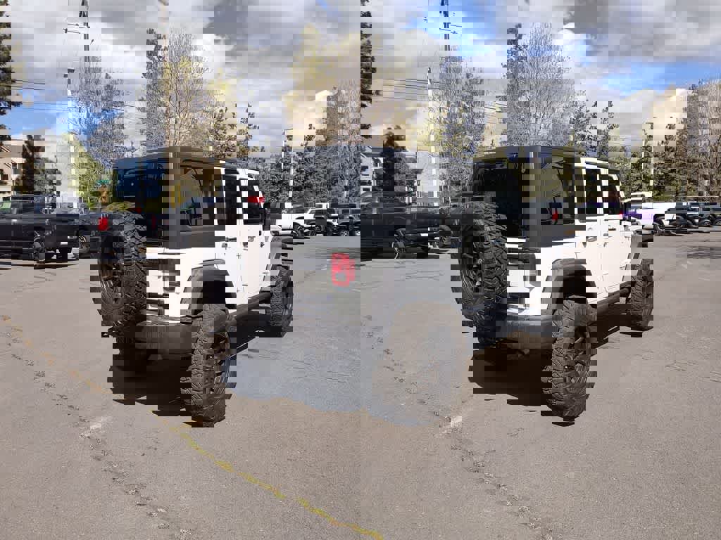 Used 2015 Jeep Wrangler Unlimited Rubicon w/ Connectivity Group image 5