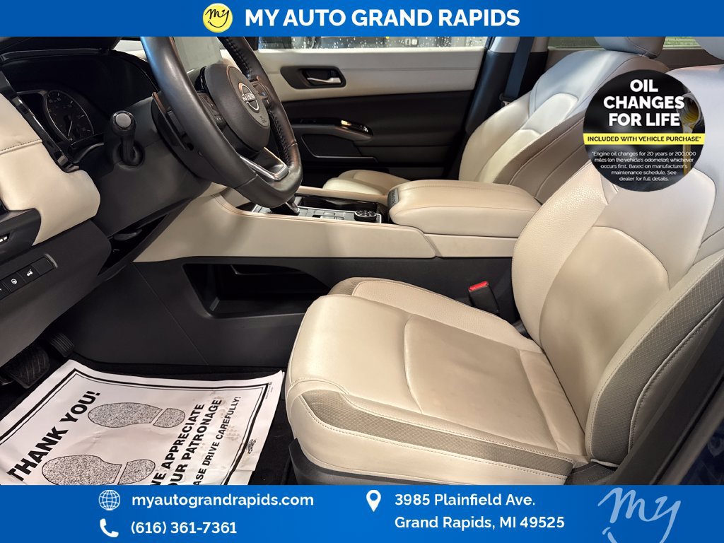 Used 2025 Nissan Pathfinder SL AWD/4WD image 9