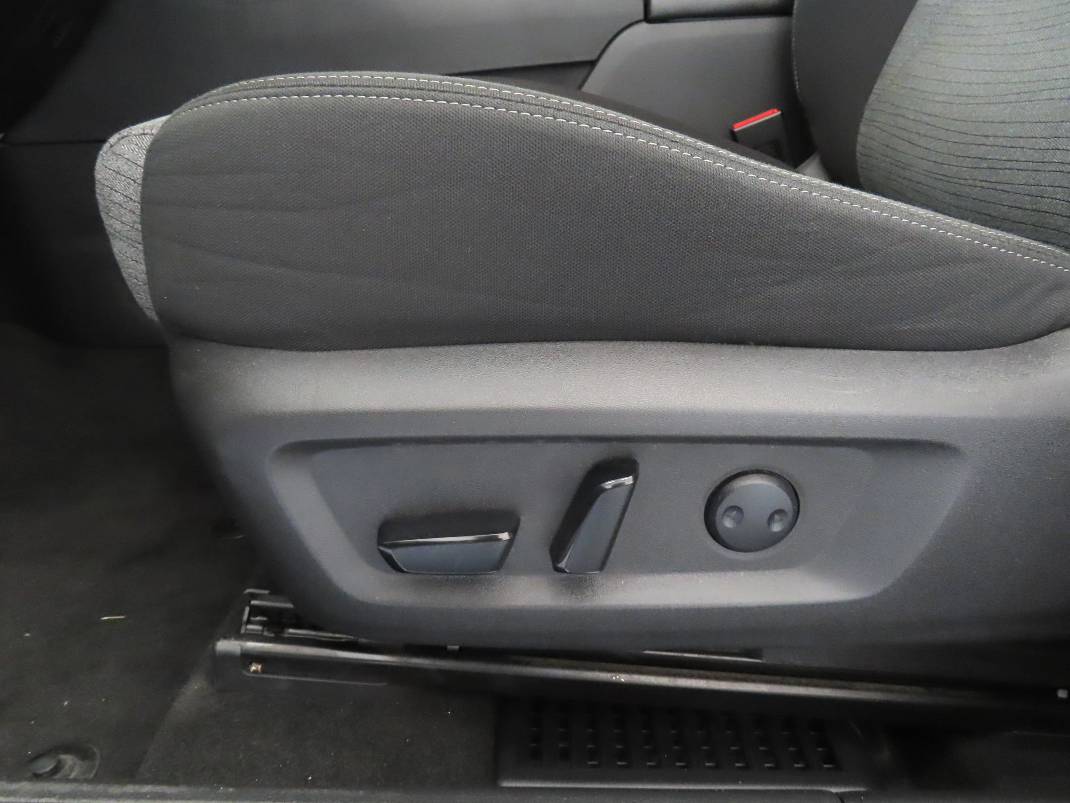 Used 2023 Nissan Rogue SV AWD/4WD image 12