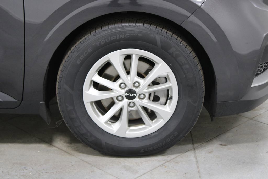 Used 2024 Kia Carnival LX image 12