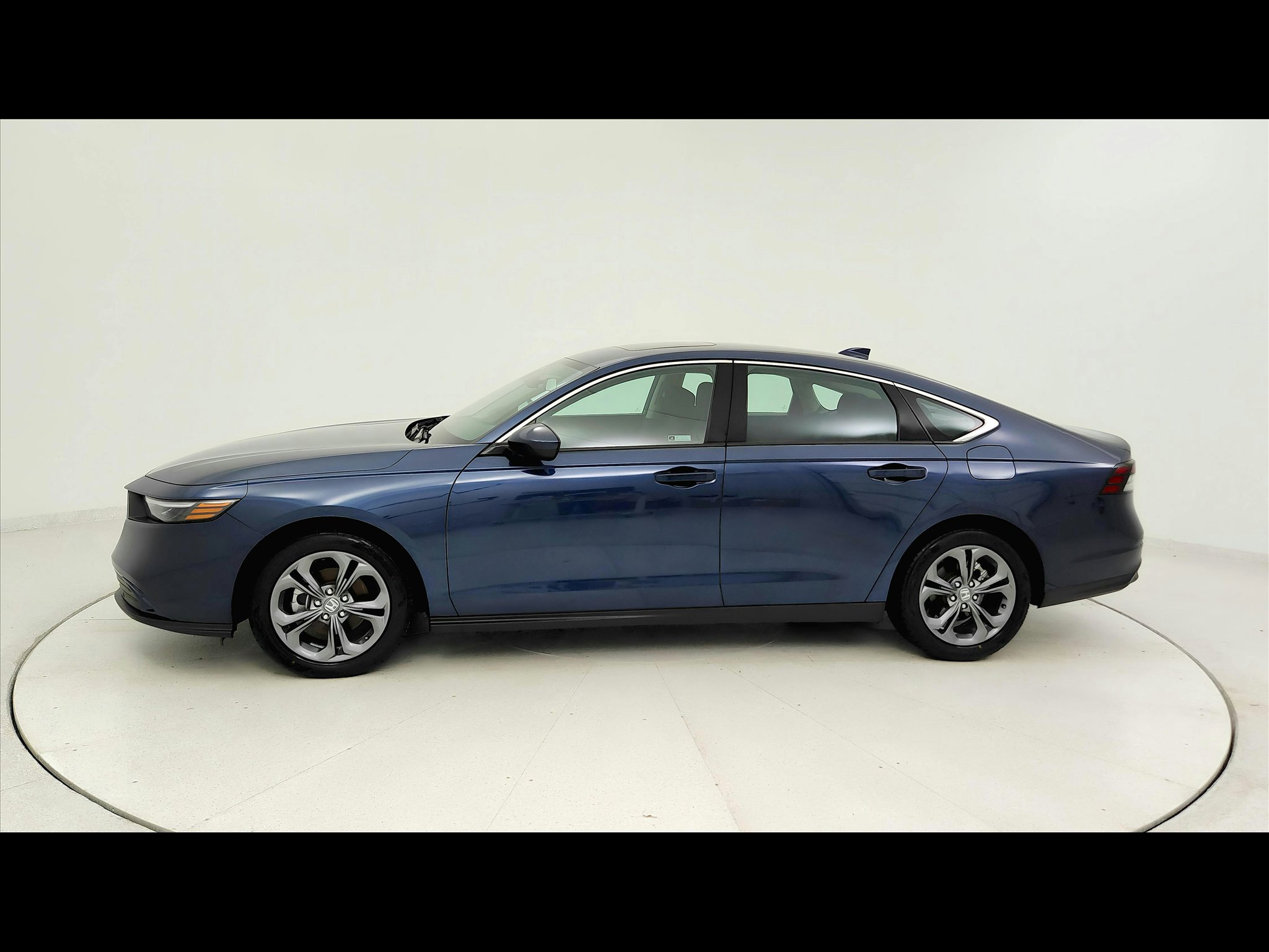 Used 2023 Honda Accord EX image 1