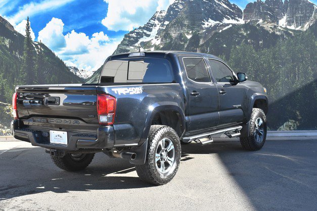 Used 2019 Toyota Tacoma TRD Sport image 3