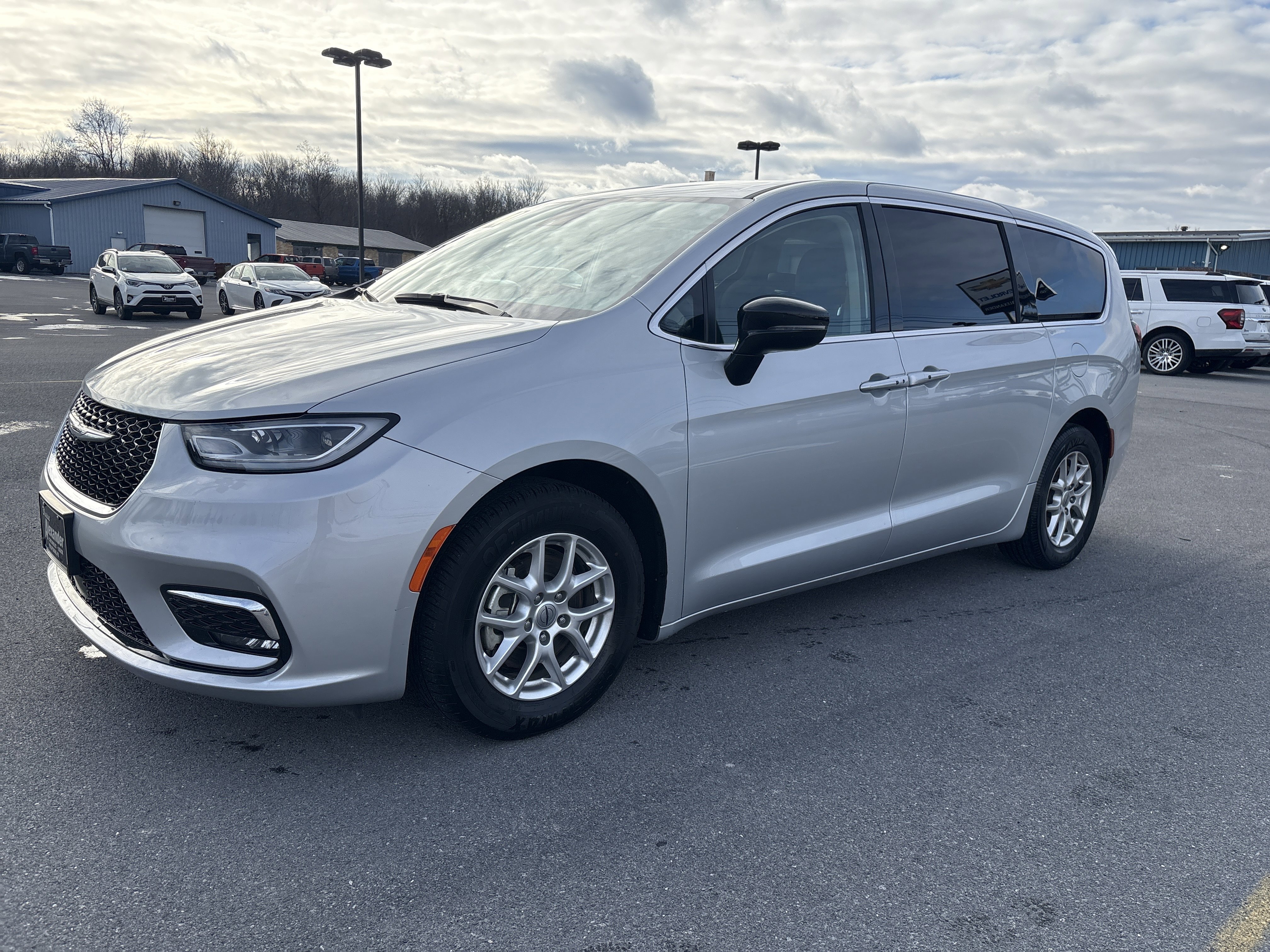 Used 2024 Chrysler Pacifica Touring-L image 8
