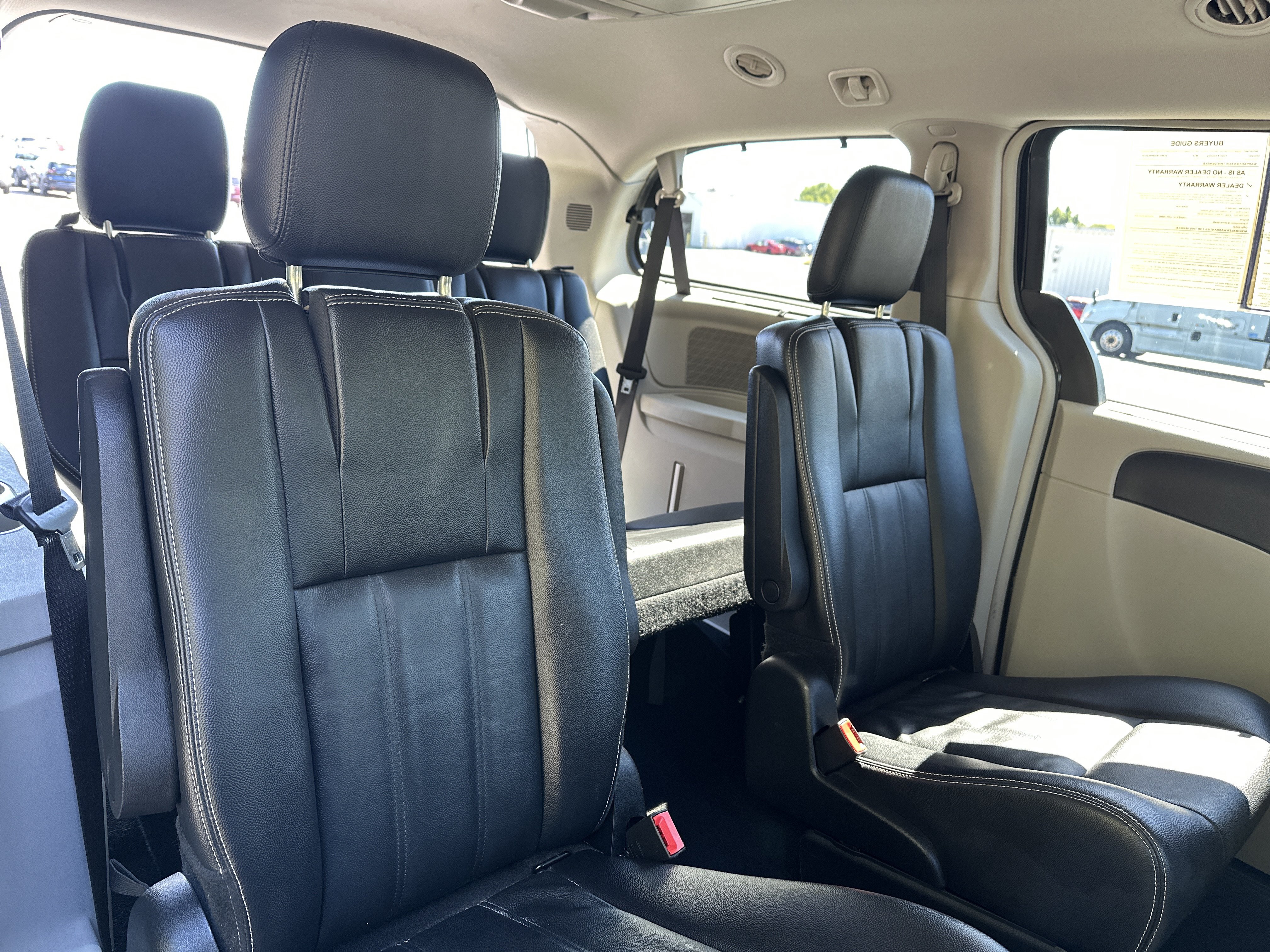 Used 2015 Chrysler Town & Country Touring w/ Driver Convenience Group FWD image 28