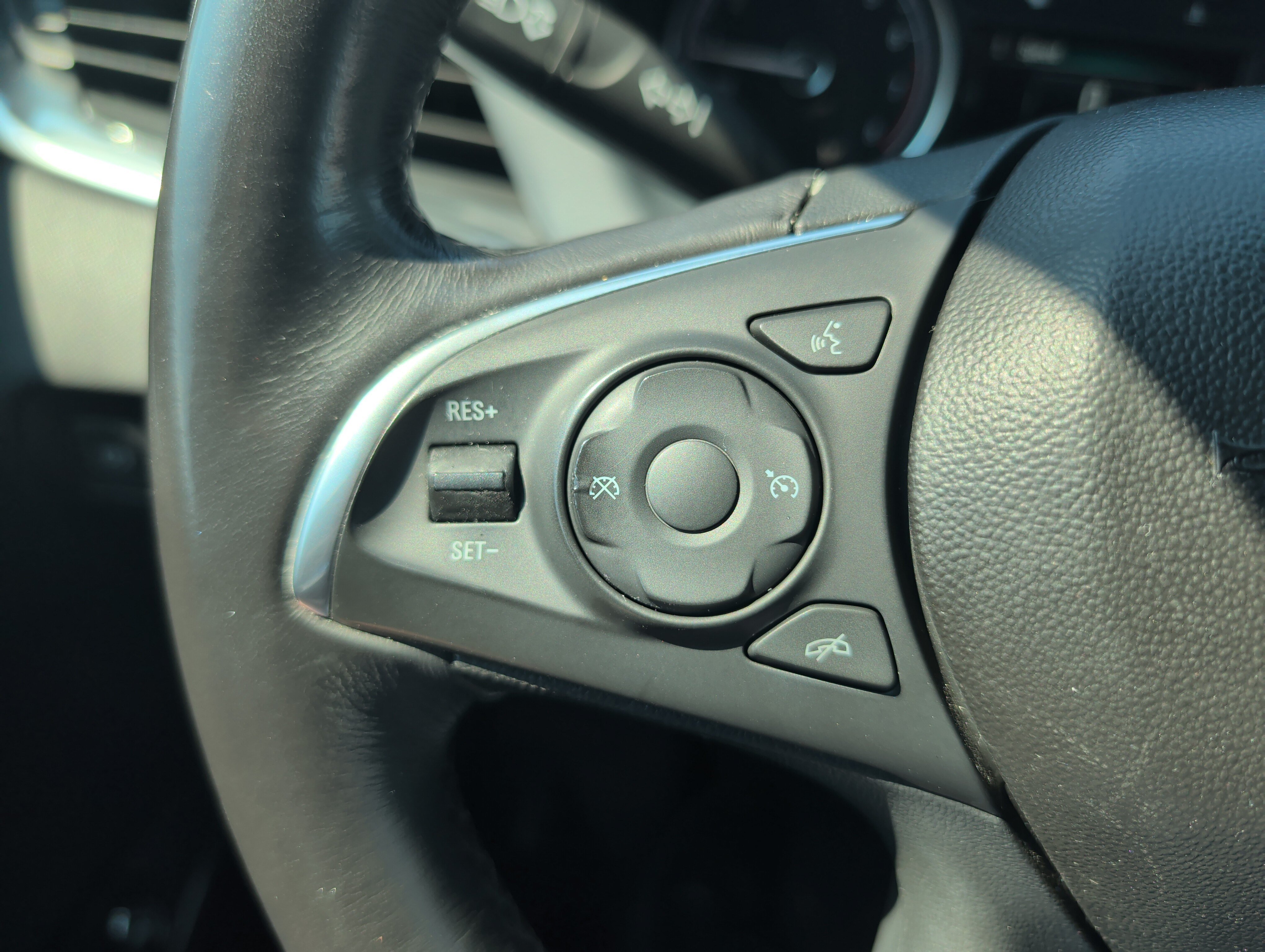Used 2019 Buick Enclave Essence FWD image 35