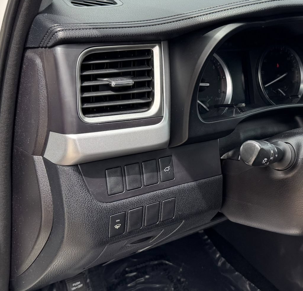 Used 2016 Toyota Highlander XLE AWD/4WD image 14