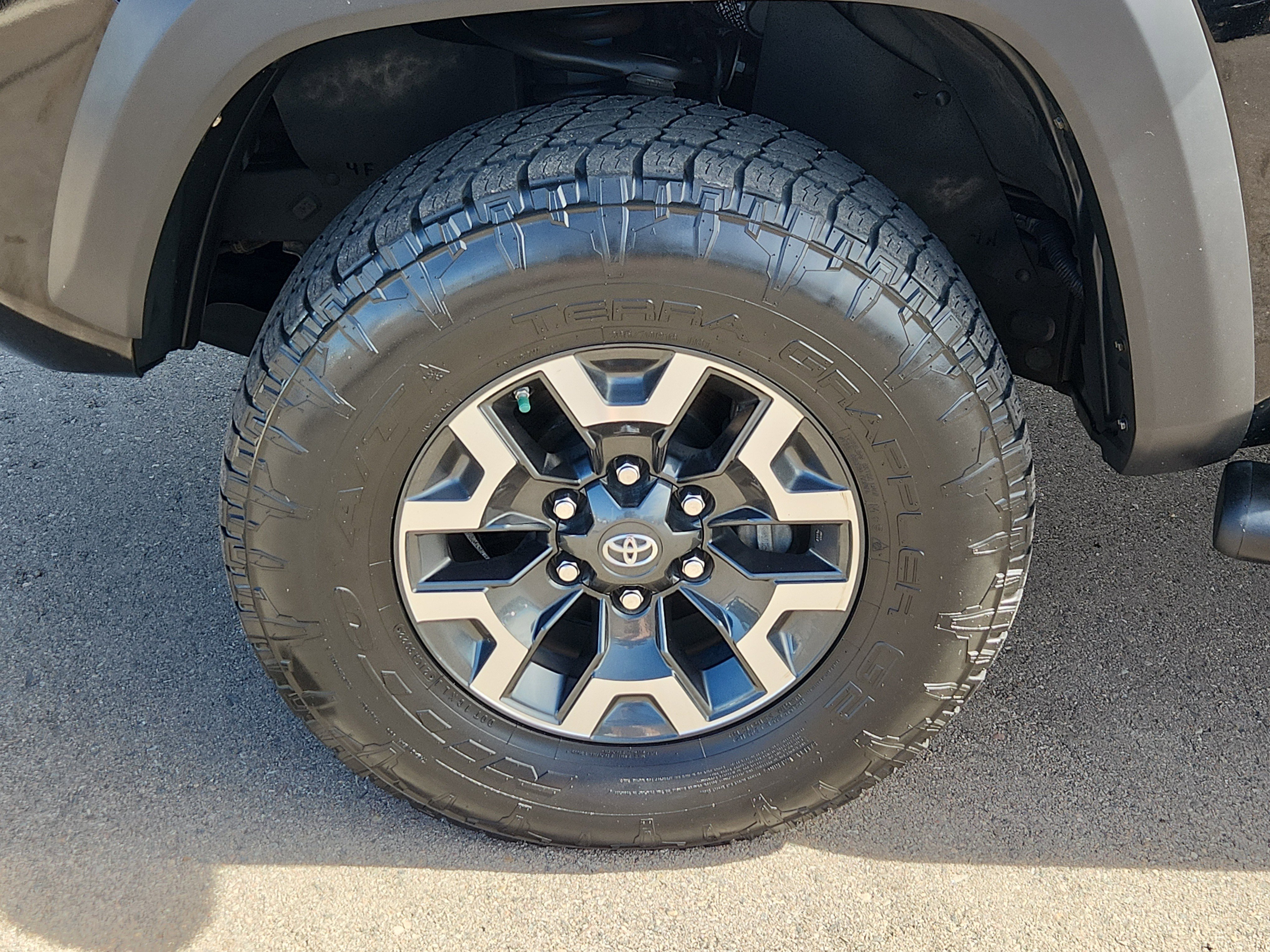 Used 2016 Toyota Tacoma TRD Off-Road w/ Premium & Technology Package image 16