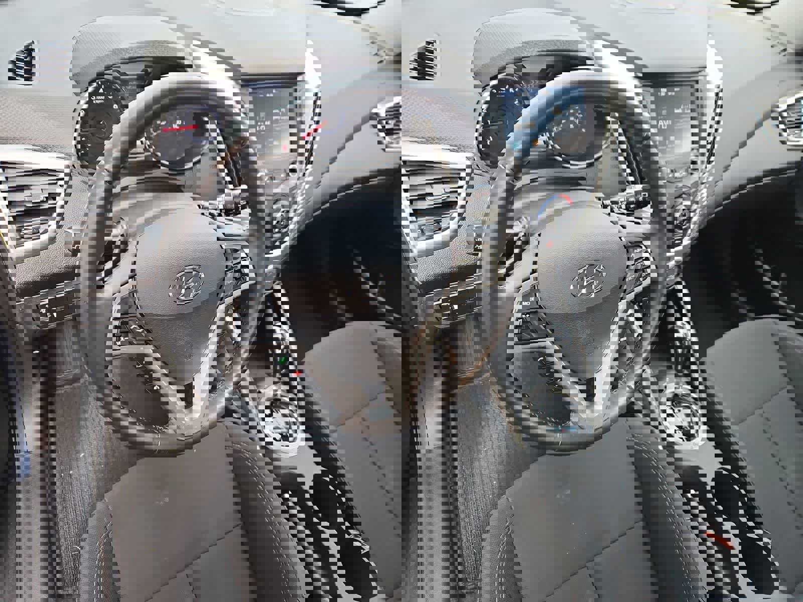 Used 2017 Hyundai Veloster image 2