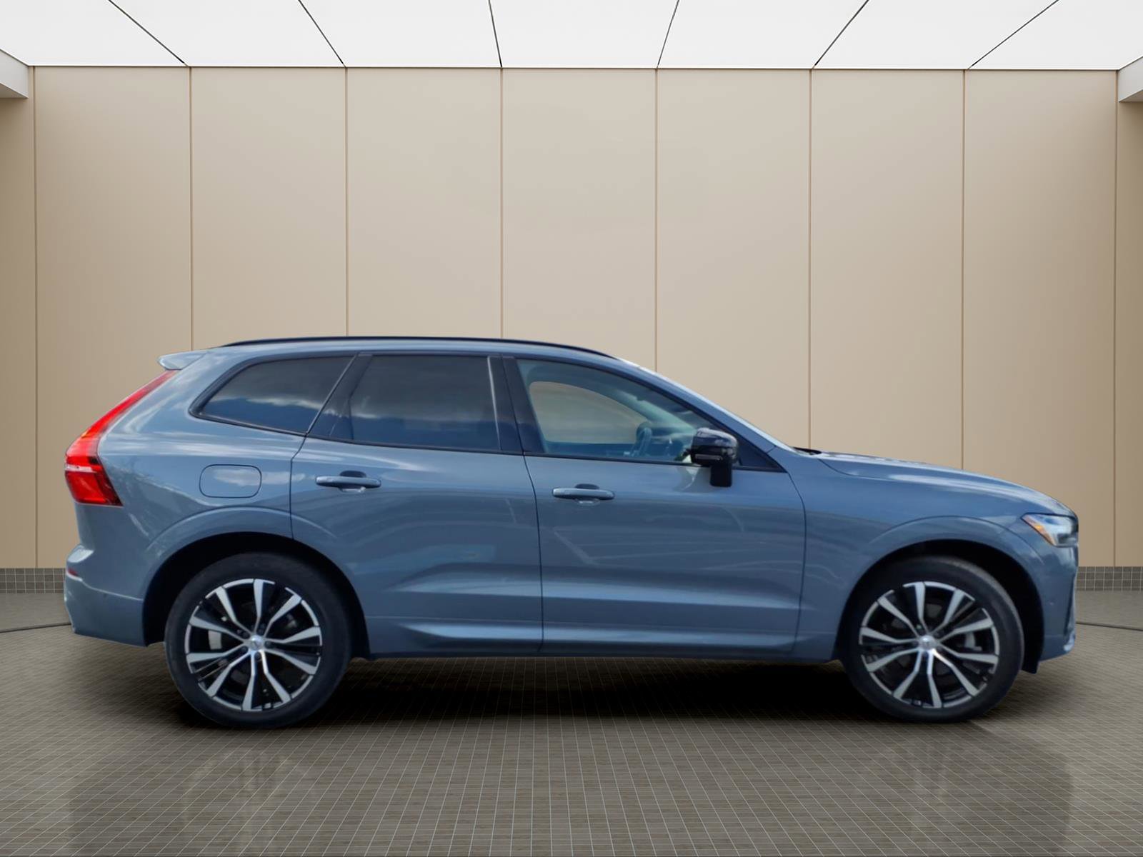 Used 2023 Volvo XC60 B5 Plus w/ Climate Package image 5