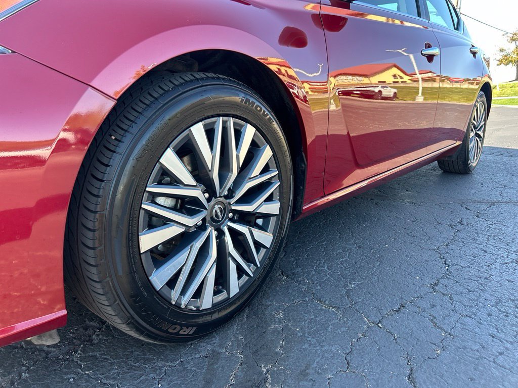 Used 2025 Nissan Altima 2.5 SV FWD image 11