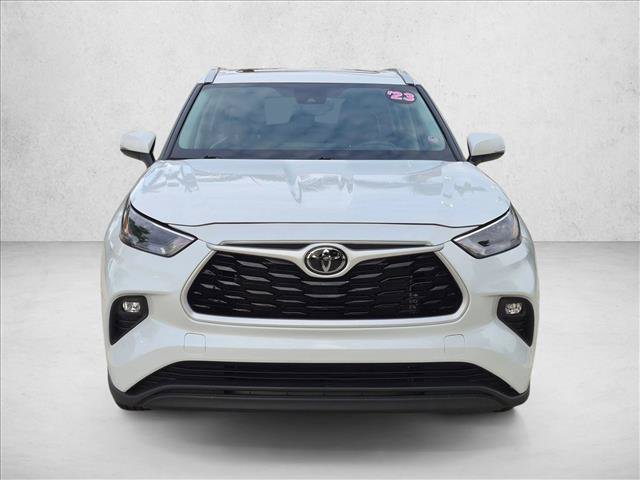 Used 2023 Toyota Highlander XLE FWD video 2