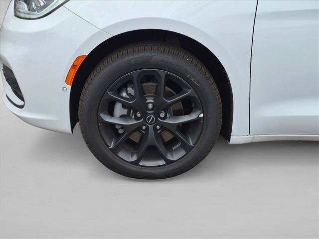 New 2026 Chrysler Pacifica Limited w/ S Appearance Package AWD/4WD image 9
