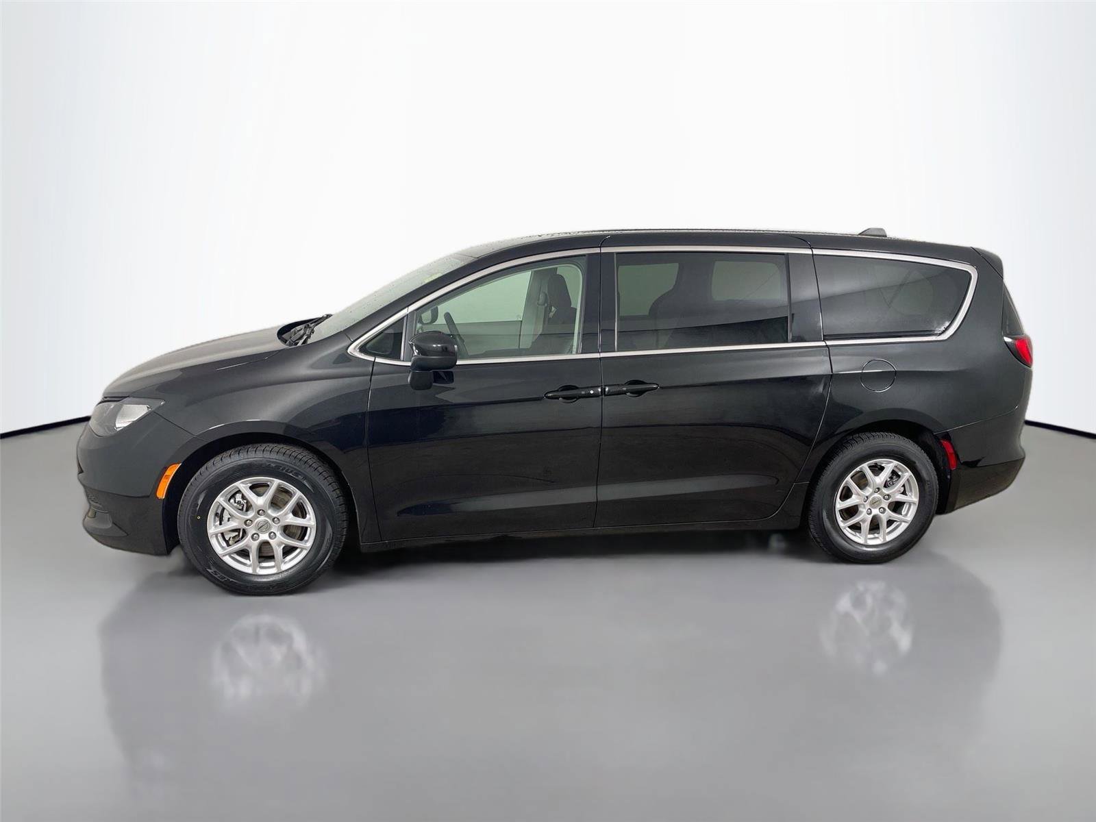 Used 2022 Chrysler Voyager LX image 7