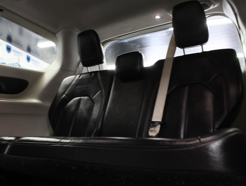 Used 2017 Chrysler Pacifica Touring-L image 19