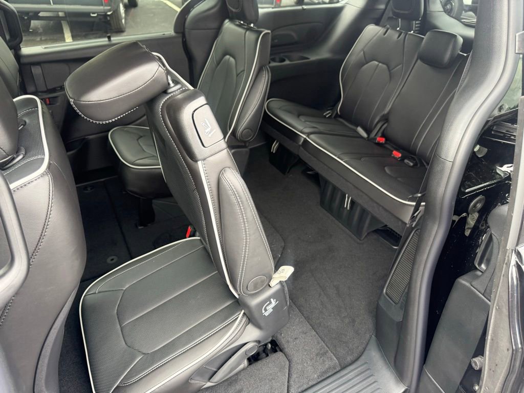 New 2027 Chrysler Pacifica Limited AWD/4WD image 30